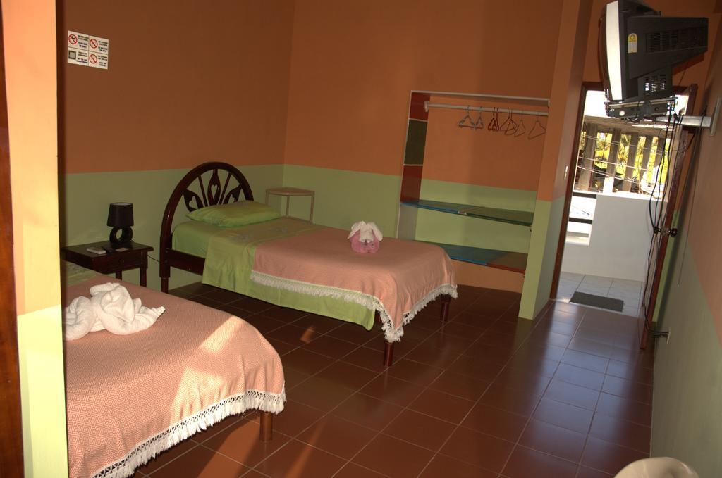 Hostal La Isla Del Descanso Puerto Villamil Exterior photo