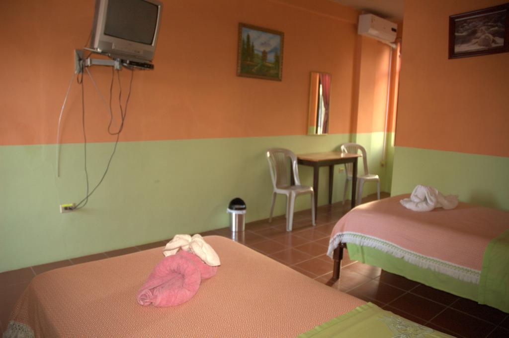 Hostal La Isla Del Descanso Puerto Villamil Exterior photo