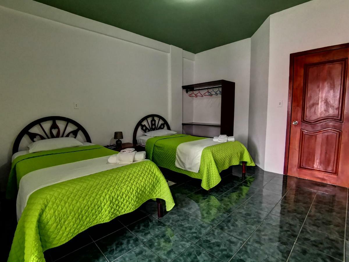 Hostal La Isla Del Descanso Puerto Villamil Exterior photo